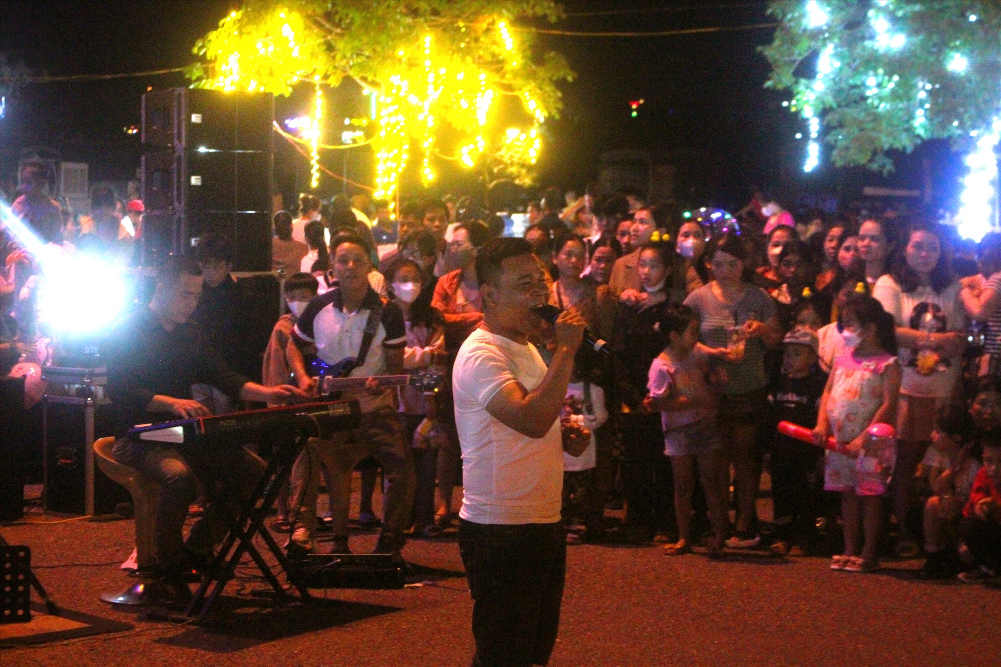Ngoài phục vụ ẩm thực tuyến đường đi bộ Nguyễn Huệ còn tổ chức không gian lao lưu ẩm nhạc thiện nguyện quyên góp tiền cho người nghèo do Nhóm thiện nguyện Hướng Hóa tổ chức