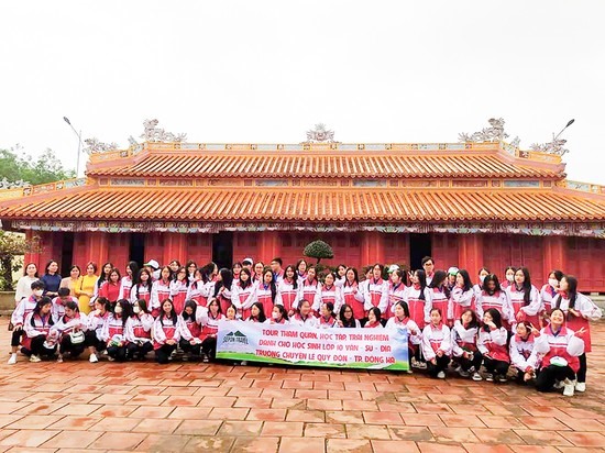 Học sinh Trường THPT Chuyên Lê Quý Đôn tham quan, trải nghiệm tại Di tích quốc gia thành Tân Sở -Ảnh: NTH