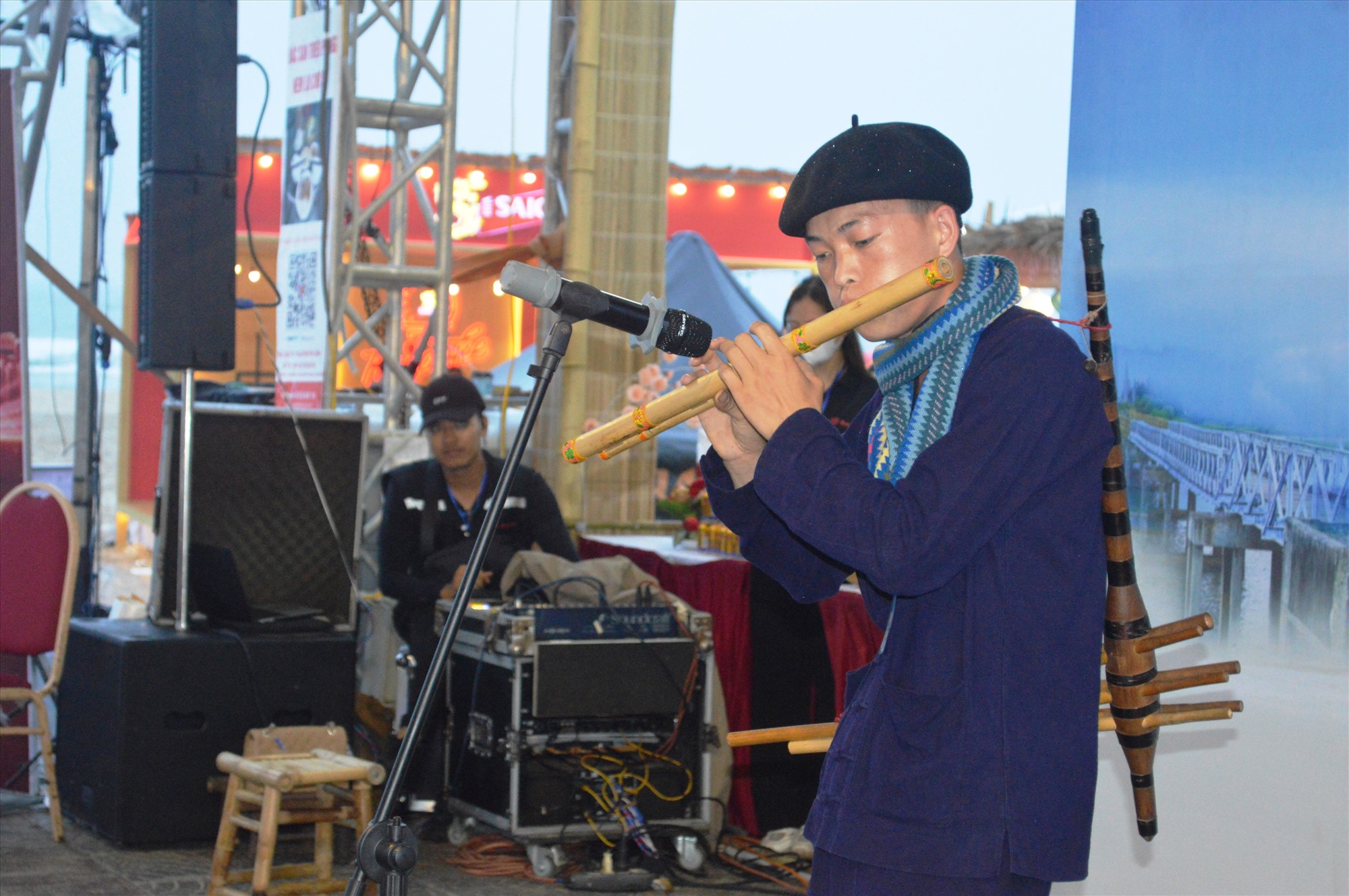 Nghệ nhân đến từ tỉnh Hà Giang biểu diễn thổi sáo truyền thống với làn điệu mang âm hưởng miền Tây Bắc - Ảnh: ĐV