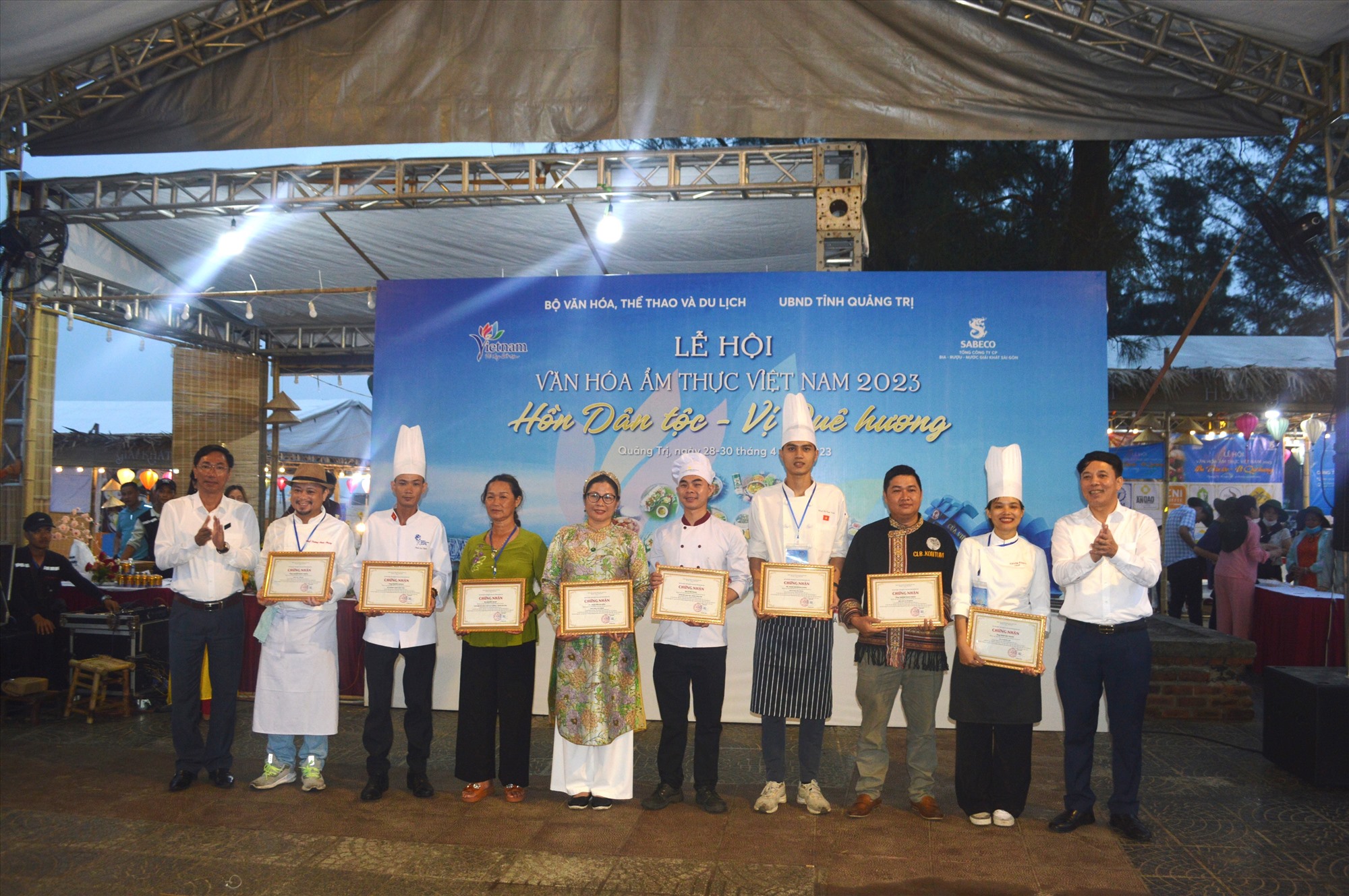 Ban tổ chức trao chứng nhận các đầu bếp, chuyên gia ẩm thực đã tham gia trình diễn tinh hoa ẩm thực Việt Nam năm 2023 tại lễ hội- Ảnh: ĐV