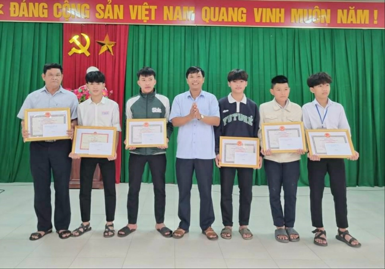 Lãnh đạo xã Triệu Lăng tặng giấy khen cho 6 công dân có hành động dũng cảm - Ảnh: Thanh Hằng