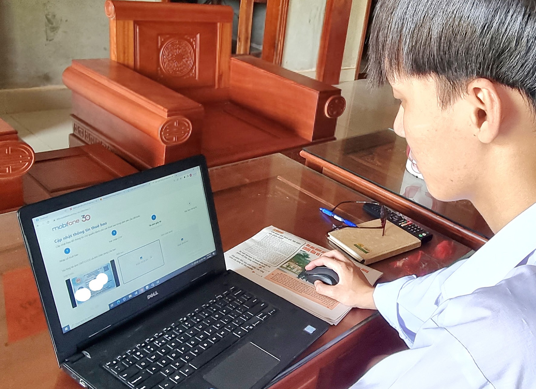 Người dân thực hiện chuẩn hóa thông tin thuê bao di động tại trang web của nhà mạng Mobifone - Ảnh: Tú Linh
