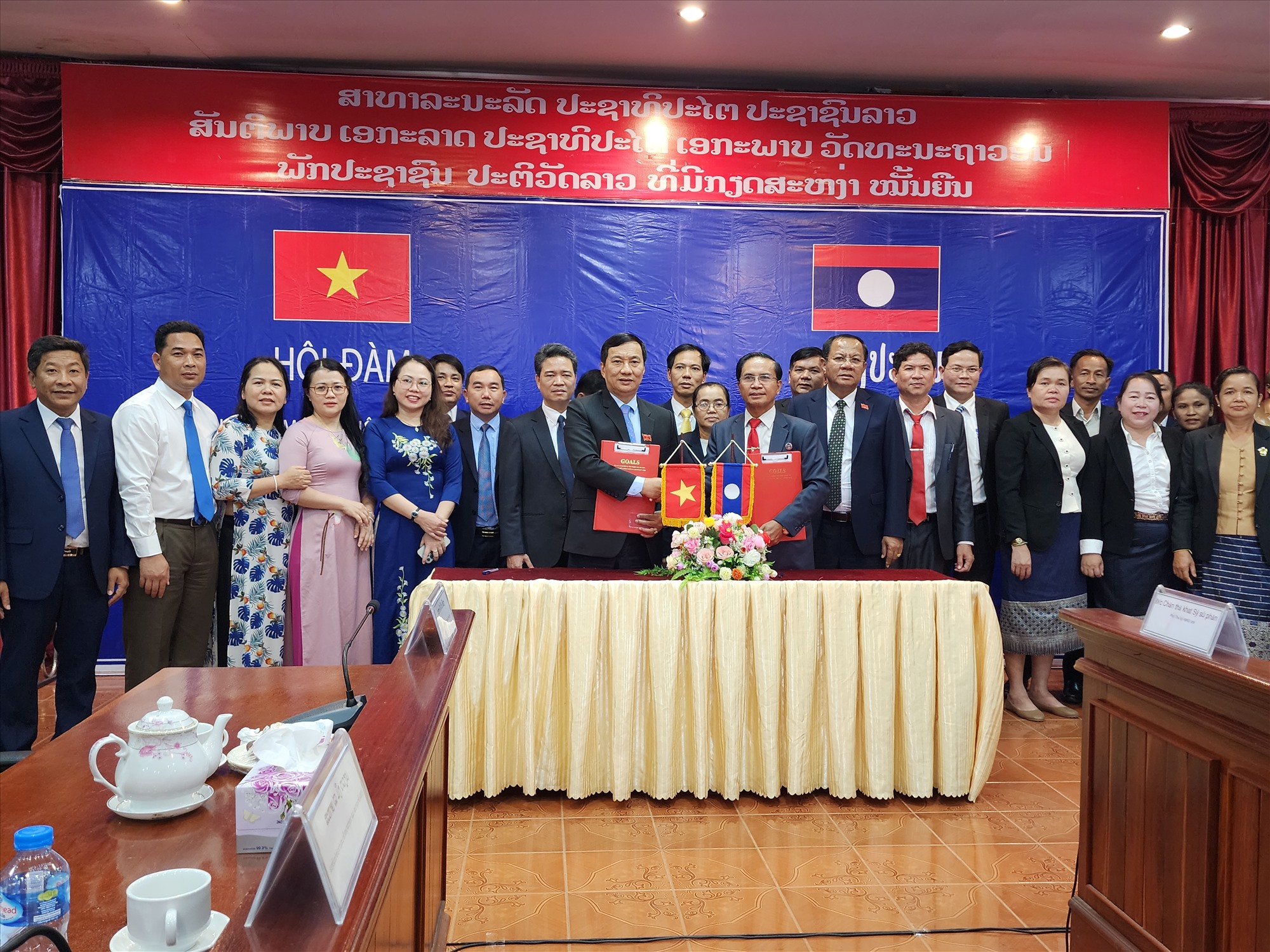 Ký kết biên bản ghi nhớ hợp tác giữa HĐND hai tỉnh Quảng Trị và Salavan-Ảnh: Tạ Hưng