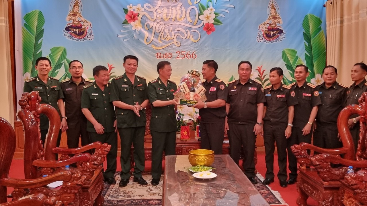 Bộ Chỉ huy BĐBP Quảng Trị thăm, tặng quà, chúc Tết cổ truyền Bộ Chỉ huy Quân sự Salavan.