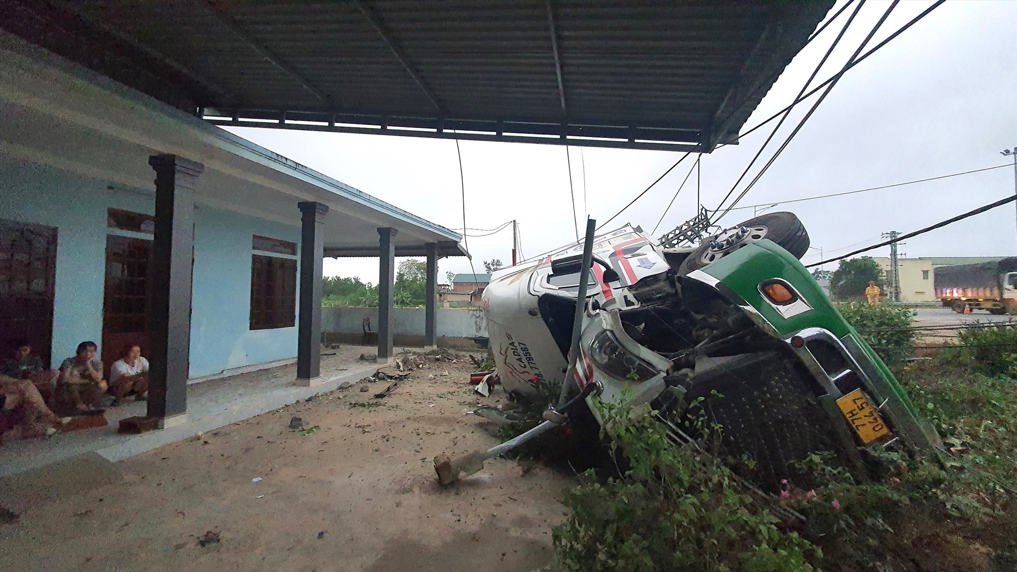 Container mất lái lật nghiêng phía trước nhà dân tại thôn Nam Hiếu, xã Cam Hiếu - Ảnh: Lê Trường