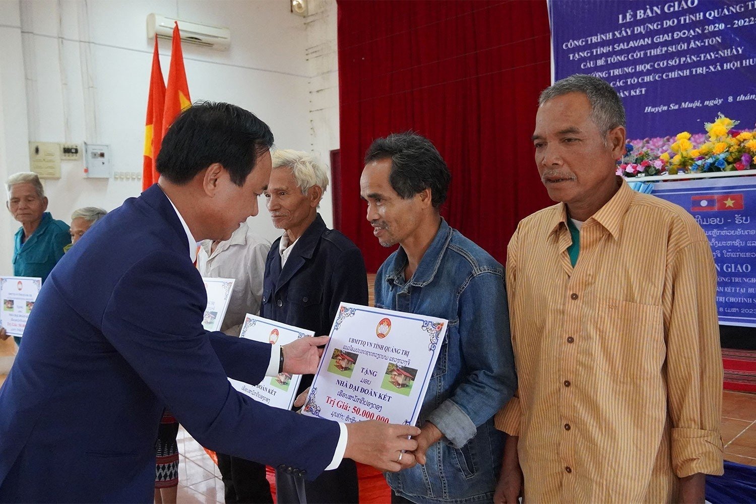 Chủ tịch UBND tỉnh Võ Văn Hưng trao hỗ trợ nhà đại đoàn kết cho người dân tỉnh Salavan - Ảnh: P.M.H