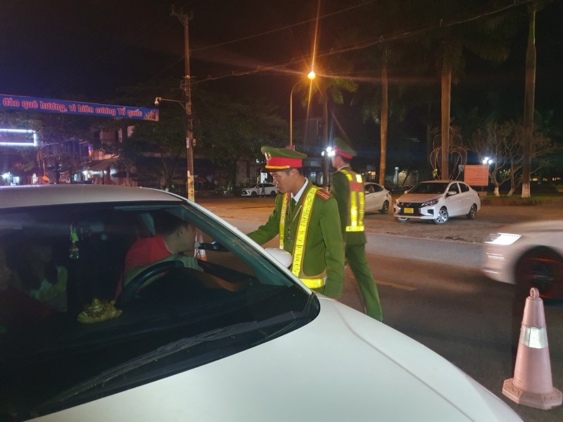 Đội Cảnh sát giao thông - trật tự Công an thị xã Quảng Trị lập chốt kiểm tra nồng độ cồn -Ảnh: T.N
