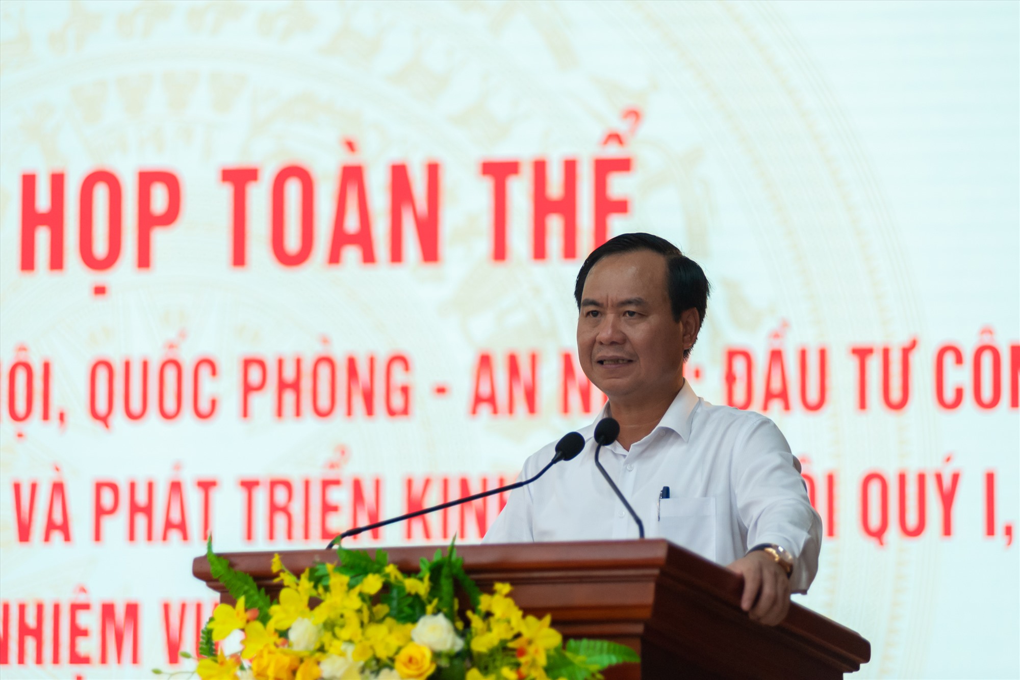 Chủ tịch UBND tỉnh Võ Văn Hưng phát biểu kết luận hội nghị - Ảnh: Trần Tuyền
