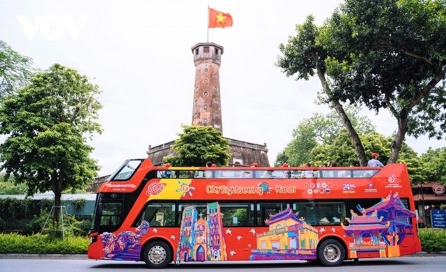 Khách du lịch đến Hà Nội được miễn phí vận chuyển tham quan Hà Nội bằng xe buýt 2 tầng dịp nghỉ lễ này