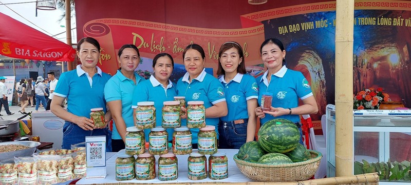 Chị Trần Thị Thu Đông (thứ 3 từ phải sang) giới thiệu sản phẩm dưa muối Vĩnh Tú tại Lễ hội Văn hóa - Ẩm thực Việt Nam năm 2023 -Ảnh: N.T