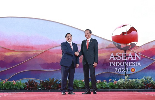 Tổng thống Indonesia Joko Widodo chào đón Thủ tướng Phạm Minh Chính dự Hội nghị Cấp cao ASEAN - Ảnh VGP/Nhật Bắc