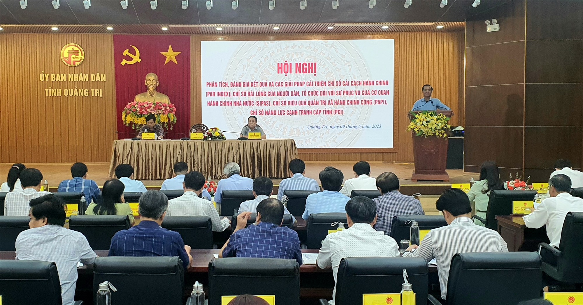 Chủ tịch UBND tỉnh Võ Văn Hưng đề nghị các ngành, lĩnh vực, địa phương cần đề ra cách giải quyết cụ thể trong thực hiện các chỉ số- Ảnh: L.N