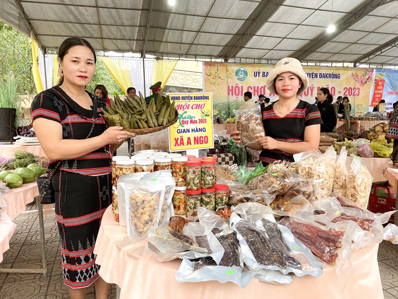 Sản phẩm của Hội Nông dân xã A Ngo tham gia tại Hội chợ huyện Đakrông Xuân Quý Mão -Ảnh: P.V