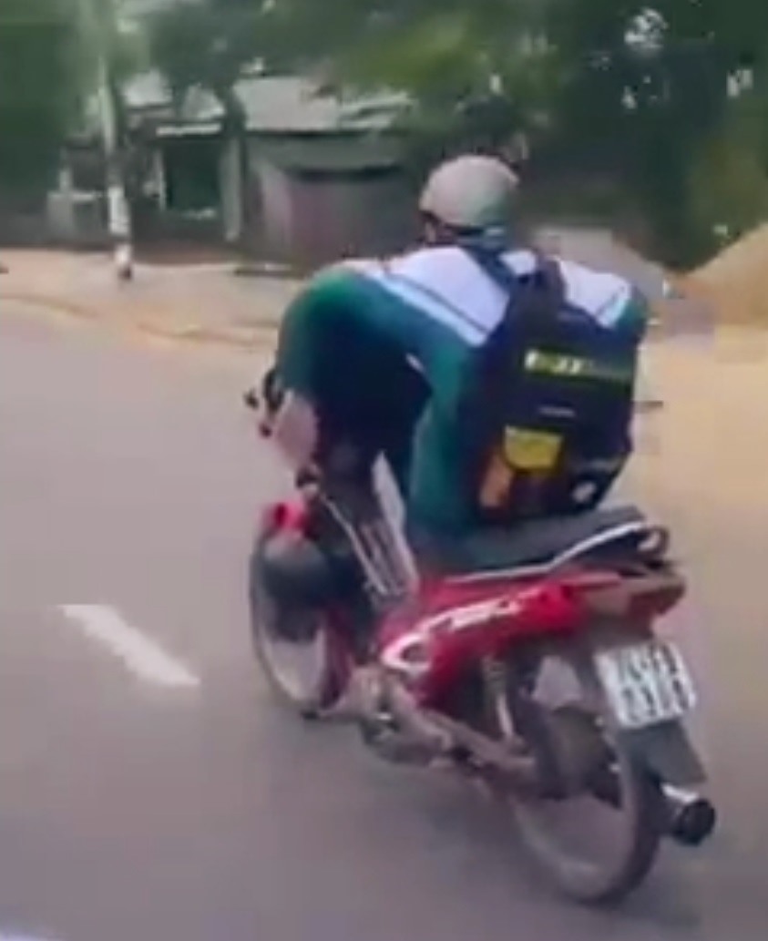 Hành vi dùng chân điều khiển xe máy của T. bị người đi đường ghi lại - Ảnh: Cắt từ video clip