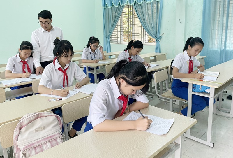 Thầy giáo Phùng Ngọc Hùng trong một tiết bồi dưỡng học sinh giỏi môn Tiếng Anh - Ảnh: TÚ LINH
