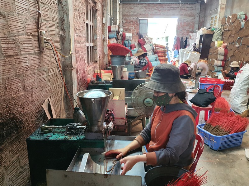 Cơ sở sản xuất hương trầm của chị Lâm Ngọc Lan, ở phường Đông Thanh tạo việc làm thường xuyên cho 5 lao động địa phương - Ảnh: B.B