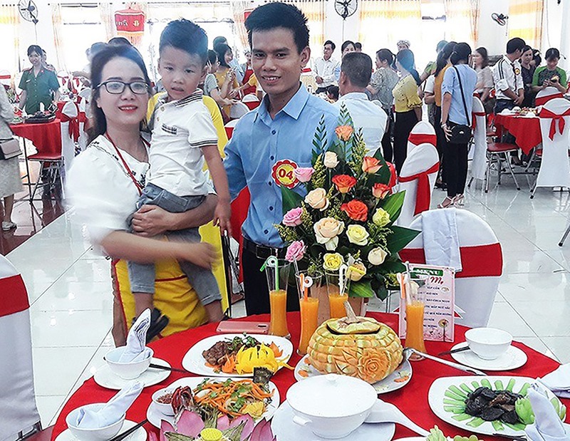 Hội thi “Bữa cơm gia đình ấm áp yêu thương” do huyện Triệu Phong tổ chức thu hút nhiều gia đình trên địa bàn tham gia - Ảnh: T.L