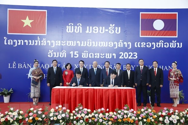 Đại diện Cục Hàng không Dân sự Lào và đại diện Công ty Cổ phần Nông nghiệp Quốc tế Hoàng Anh Gia Lai đang ký biên bản bàn giao Sân bay Nong Khang. (Ảnh: Phạm Kiên/TTXVN)