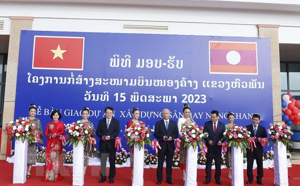 Các quan chức hai nước Lào-Việt Nam cắt băng đưa vào sử dụng Sân bay Nong Khang. (Ảnh: Phạm Kiên/TTXVN)