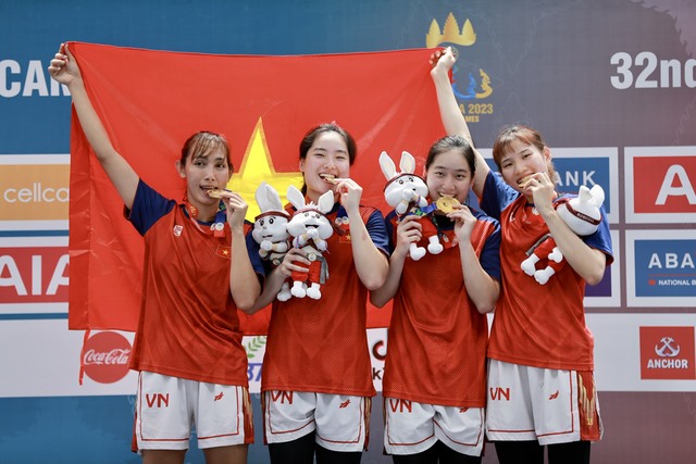 4 cô gái vàng của bóng rổ VN (từ trái qua): Huỳnh Thị Ngoan, Trương Thảo Vy, Trương Thảo My, Nguyễn Thị Tiểu Duy. Ảnh: HÀ PHƯƠNG