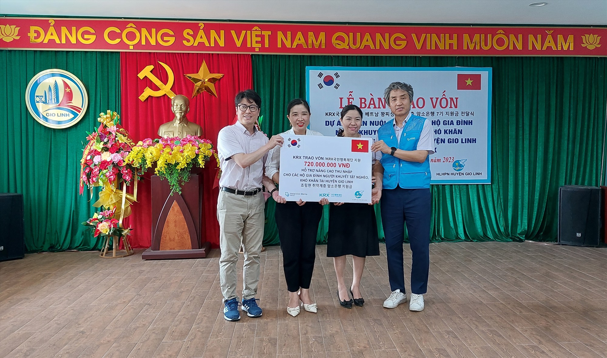 Trao vốn vay dự án Ngân hàng bò cho hộ phụ nữ nghèo xã Gio Quang, Gio An - Ảnh: N.T.H