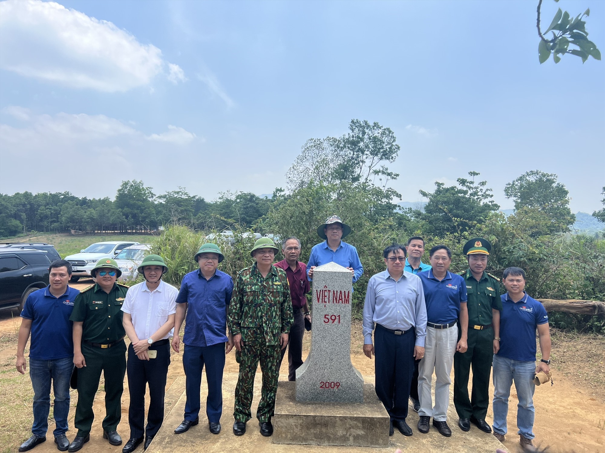 Đoàn chuyên viên biên giới Việt Nam và Đoàn chuyên viên biên giới Lào khảo sát thực địa tuyến giao thông đến vị trí dự án qua cặp cửa khẩu phụ Tà Rùng- La-cồ