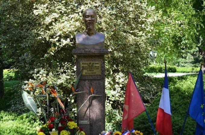 Tượng đài Chủ tịch Hồ Chí Minh tại Pháp được khánh thành vào năm 2005. Bức tượng ghi dòng chữ “Vị anh hùng giải phóng dân tộc và Danh nhân văn hóa Việt Nam“, được đặt ở công viên Montreau, thành phố Montreuil, ngoại ô thủ đô Paris.