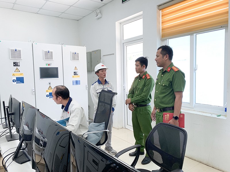 Thiếu tá Hồ Lê Long (bên phải) kiểm tra tình hình an ninh trật tự trên địa bàn -Ảnh: DIỆU THÚY