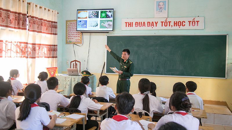 Chính trị viên phó Đồn Biên phòng Hướng Phùng, Thiếu tá Nguyễn Văn Bằng giới thiệu cách nhận biết các loại ma túy tổng hợp cho học sinh Trường PTDT bán trú THCS Hướng Phùng - Ảnh: L.T