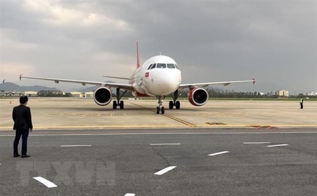 Chuyến bay thẳng đầu tiên từ New Delhi (Ấn Độ) hạ cánh tại Sân bay Quốc tế Đà Nẵng sáng 19/10. (Ảnh: TTXVN phát)