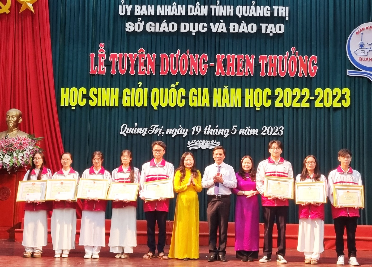 Các học sinh đoạt giải Nhì HSGQG được tặng bằng khen của Bộ trưởng Bộ GD&ĐT và bằng khen của Chủ tịch UBND tỉnh - Ảnh Tú Linh