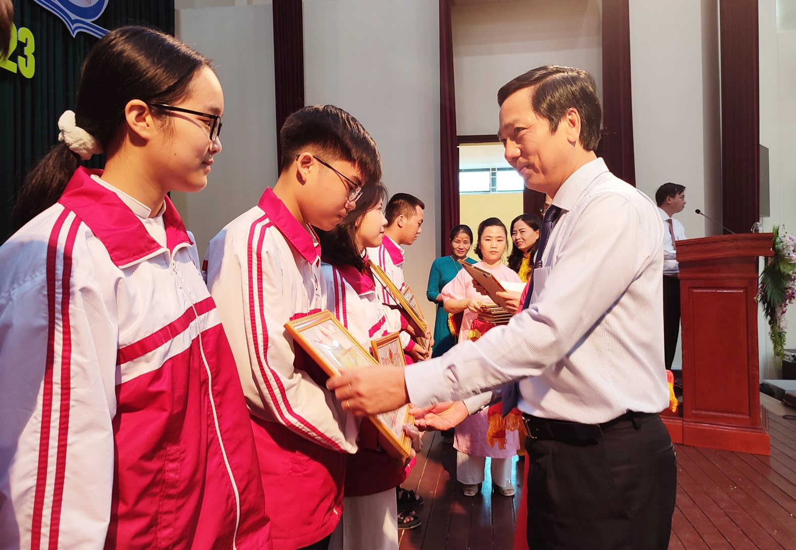Phó Chủ tịch UBND tỉnh Hoàng Nam trao bằng khen của Chủ tịch UBND tỉnh cho các học sinh đoạt giải Ba HSGQG - Ảnh: Tú Linh