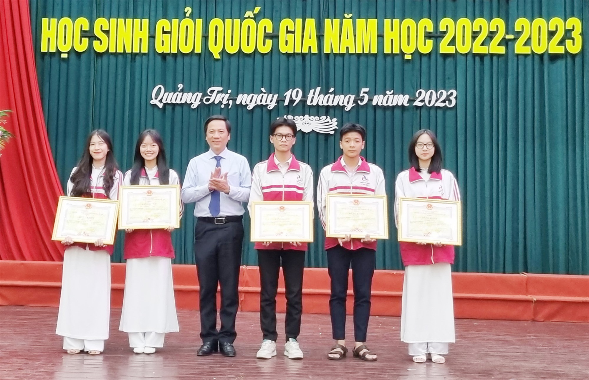 5 học sinh đoạt giải Nhất quốc gia cuộc thi Học sinh, sinh viên với ý tưởng khởi nghiệp lần thứ V được tặng bằng khen của Chủ tịch UBND tỉnh- Ảnh: Tú Linh
