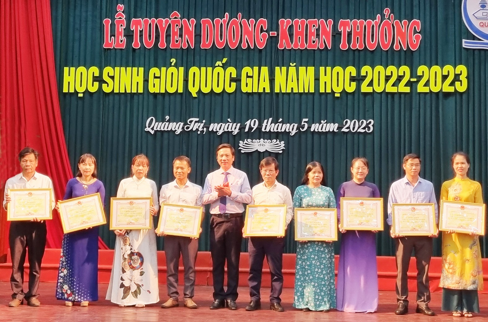 Các Tổ bồi dưỡng HSGQG được tặng bằng khen của Chủ tịch UBND tỉnh - Ảnh: Tú Linh