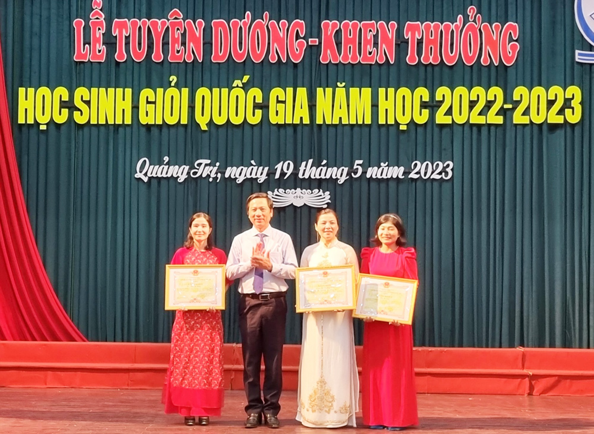 Trường Tiểu học Hùng Vương và 2 giáo viên được tặng bằng khen của Chủ tịch UBND tỉnh - Ảnh: Tú Linh