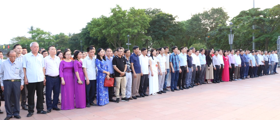 Các đại biểu thăm Thành cổ Quảng Trị. Ảnh: Trần Long