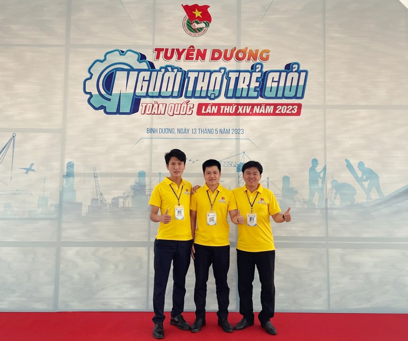 Lưu Quang, Quốc Tiến, Văn Minh (thứ tự từ trái sang phải) chụp ảnh lưu niệm tại lễ tuyên dương “Người thợ trẻ giỏi toàn quốc” lần thứ XIV, năm 2023 - Ảnh: T.L