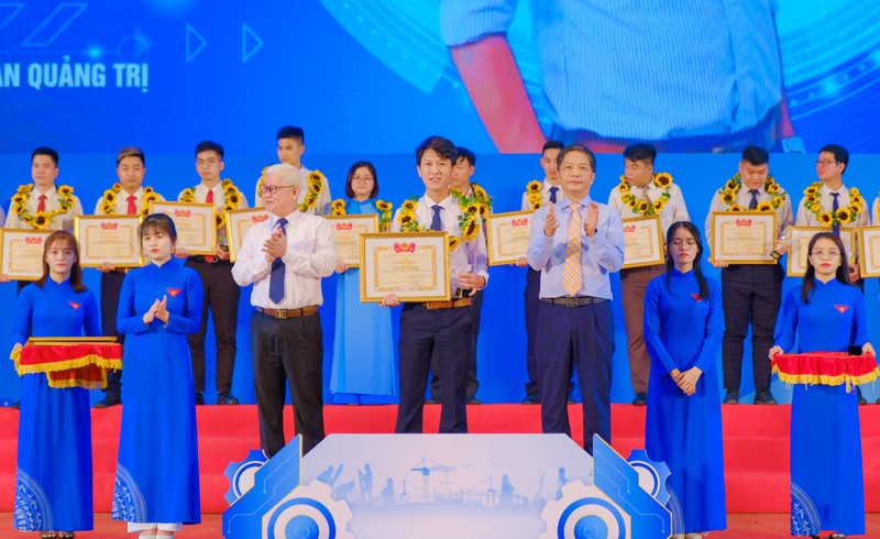 Lưu Quang vinh dự nhận danh hiệu “Người thợ trẻ giỏi toàn quốc” - Ảnh: T.L