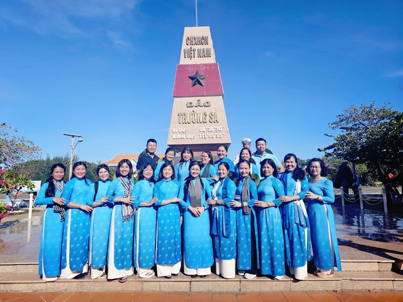Đoàn công tác số 10 của Hội LHPN Việt Nam trên quần đảo Trường Sa -Ảnh: T.H