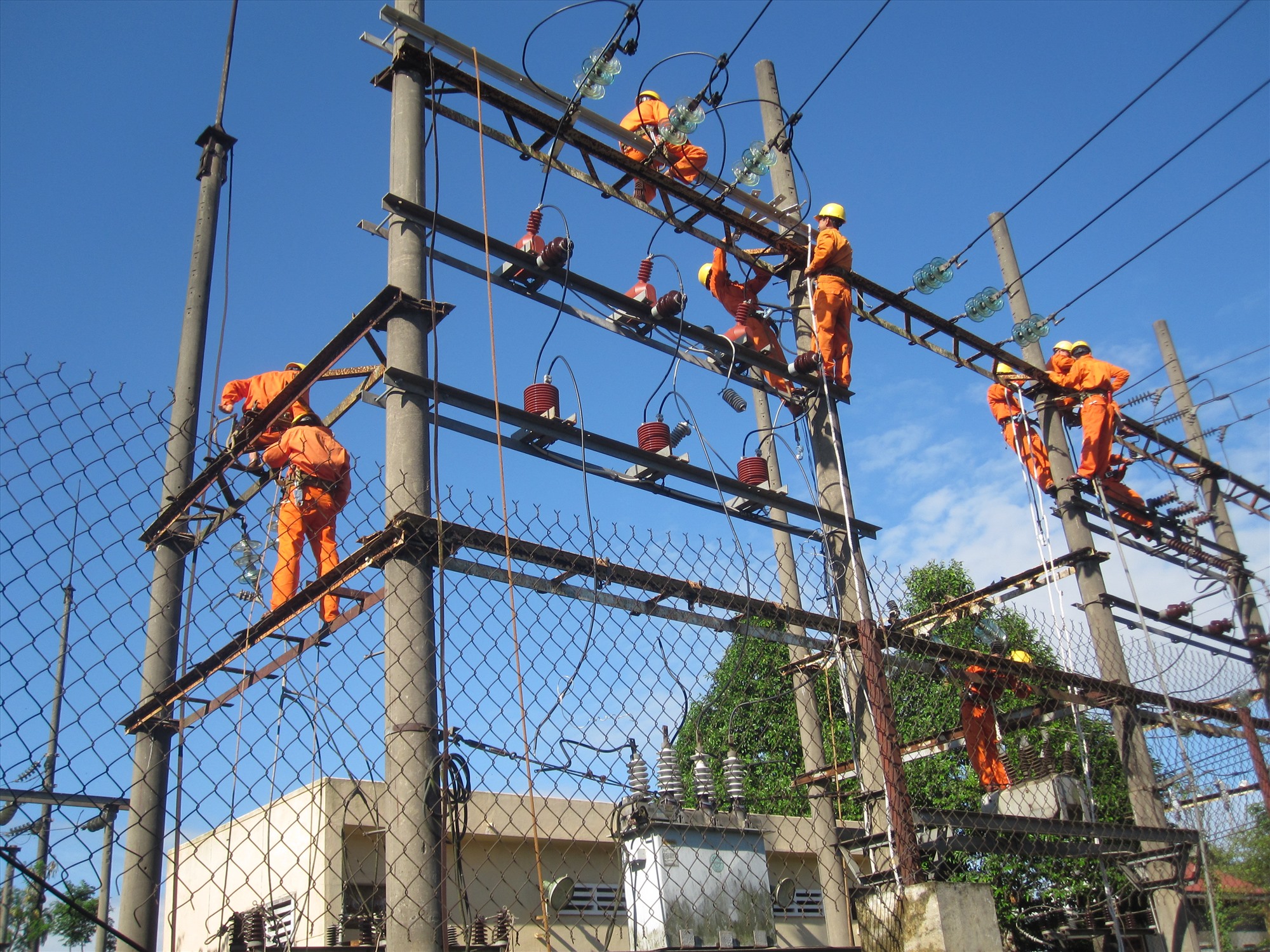 Công nhân Điện lực Khe Sanh vệ sinh sứ, xử lý tiếp xúc lưới điện để đảm bảo nguồn điện phục vụ phát triển kinh tế-xã hội ở huyện Hướng Hóa (Nguồn: pcquangtri.cpc.vn)