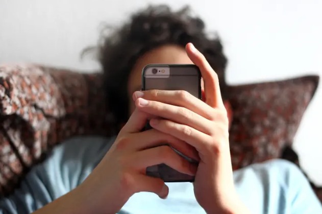 Thế hệ trẻ đang ngày càng lún sâu vào hố “điện thoại”. Ảnh: Getty Images.
