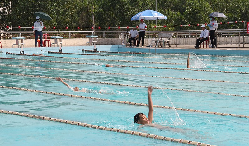 Nhiều hội thi bơi được tổ chức giúp học sinh có cơ hội nâng cao kỹ năng bơi và phòng tránh đuối nước - Ảnh: M.Đ