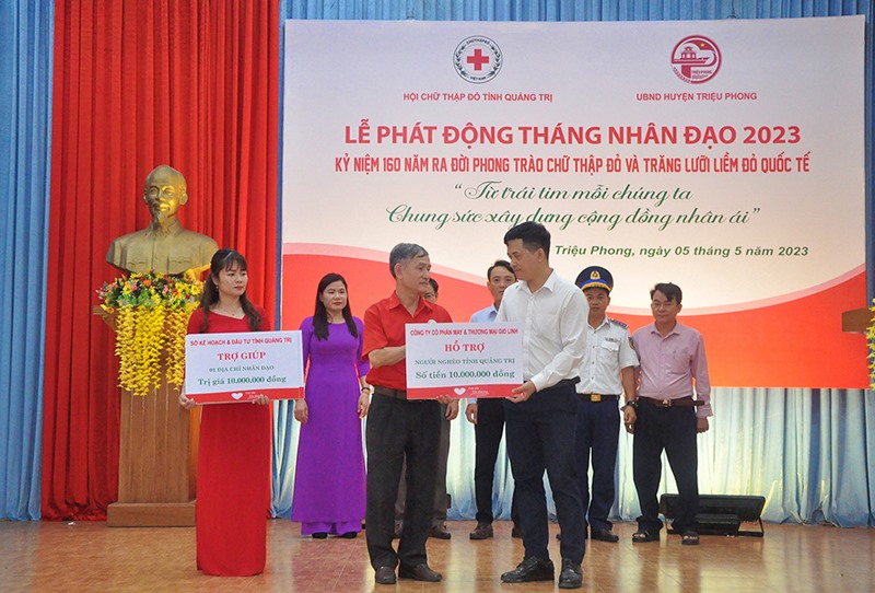 Chủ tịch Hội Chữ thập đỏ tỉnh Nguyễn Đình Chiến nhận biển tượng trưng ủng hộ Tháng nhân đạo năm 2023 - Ảnh: T.L