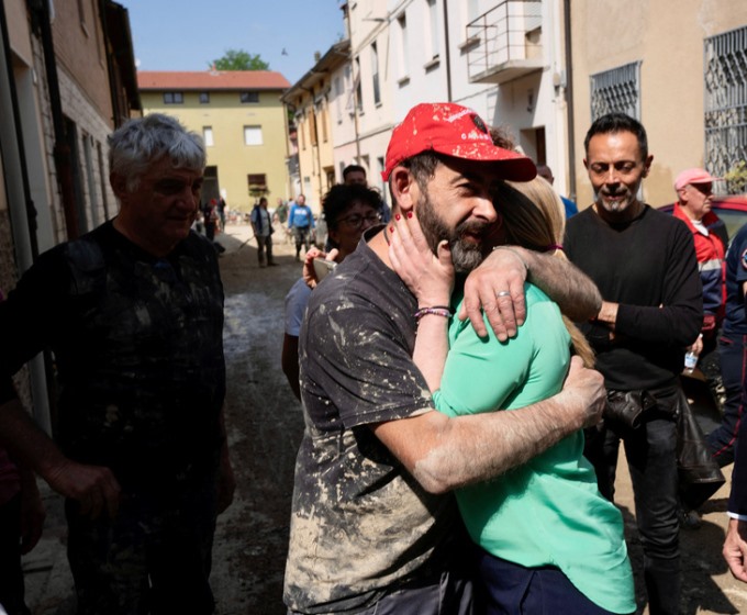 Thủ tướng Ý Giorgia Meloni (áo xanh) xúc động khi gặp người dân vùng bị lũ lụt lịch sử Emilia-Romagna - Ảnh: REUTERS