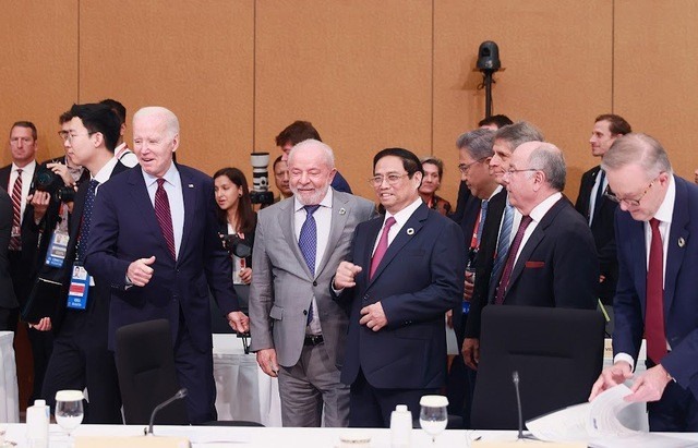 Thủ tướng Phạm Minh Chính cùng các nhà lãnh đạo G7 và các nước khách mời dự phiên họp với chủ đề “Hướng tới một thế giới hòa bình, ổn định và thịnh vượng” - Ảnh: VGP.