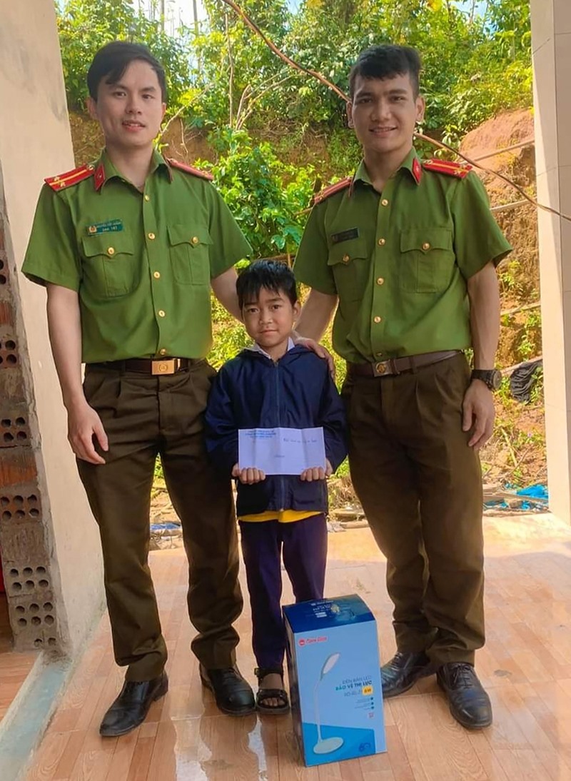 Đoàn cơ sở Công an huyện Đakrông thăm và trao số tiền đỡ đầu cho em Hồ Anh Quang -Ảnh: K.S