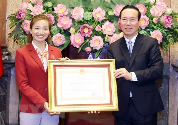Chủ tịch nước Võ Văn Thưởng trao tặng Huân chương Lao động hạng Nhì cho vận động viên điền kinh Nguyễn Thị Oanh, đoạt 4 huy chương Vàng tại SEAGames 32. (Ảnh: Thống Nhất/TTXVN)