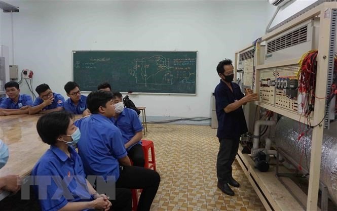 Học sinh trường Cao đẳng Lý Tự Trọng Thành phố Hồ Chí Minh trong giờ thực hành tại xưởng hệ thống điều hòa không khí.