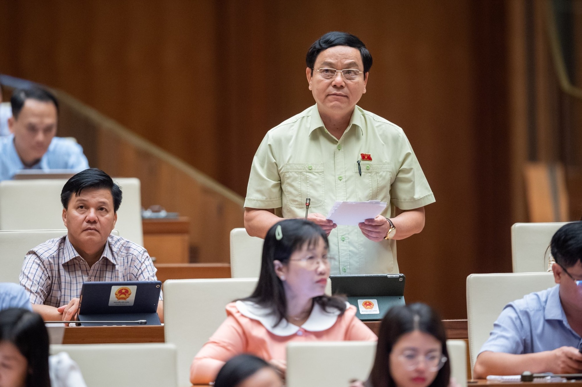 Phó Trưởng đoàn chuyên trách Đoàn ĐBQH tỉnh Quảng Trị Hoàng Đức Thắng phát biểu ý kiến tại phiên họp - Ảnh: Nguyễn Thị Lý