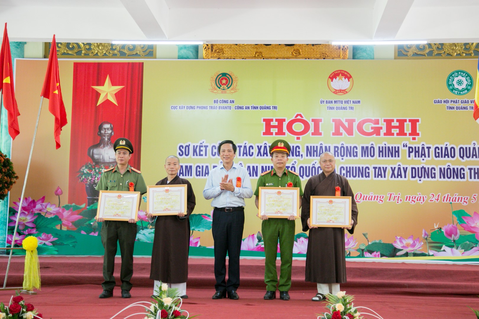 Phó Chủ tịch UBND tỉnh Hoàng Nam trao tặng bằng khen của UBND tỉnh cho các cá nhân, tập thể có nhiều thành tích trong xây dựng, nhân rộng mô hình “Phật giáo Quảng Trị tham gia bảo vệ ANTQ và chung tay xây dựng NTM” - Ảnh: Lê Trường